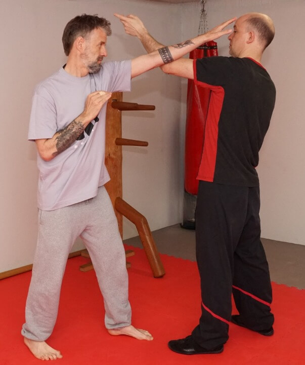 Foto vom Partnertraining - Schüler greift mit einer langen Armtechnik an